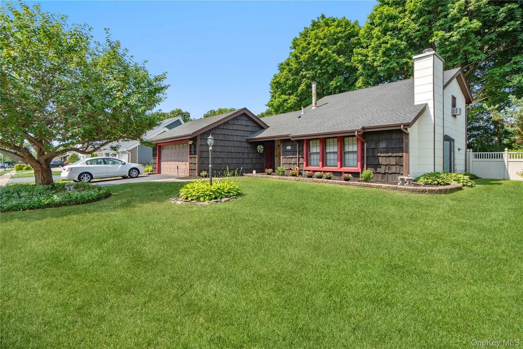 820 Greenbelt Parkway W, Holbrook