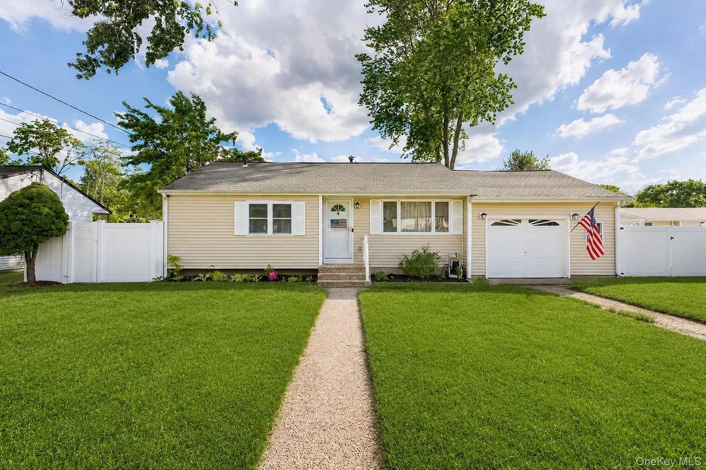 96 Columbus Avenue, Farmingville