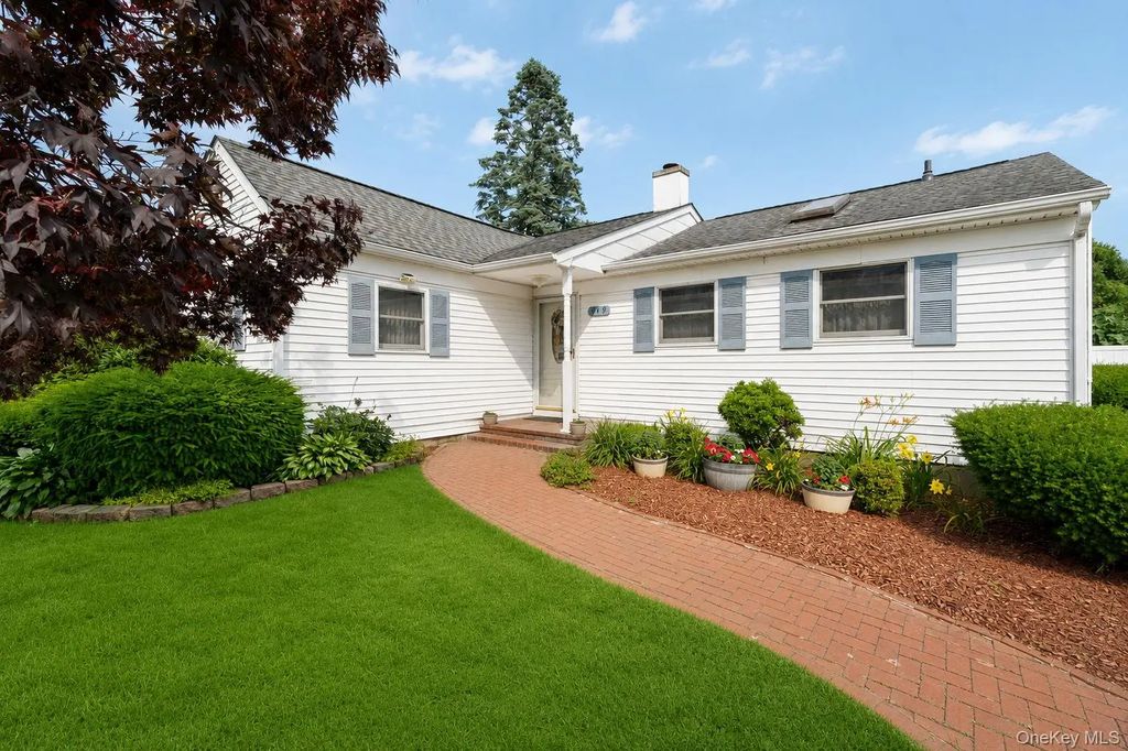 119 Stuyvesant Drive, Port Jefferson Station