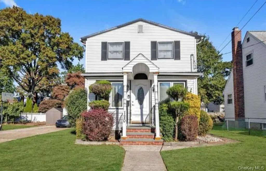 120 Memphis Ave, Floral Park