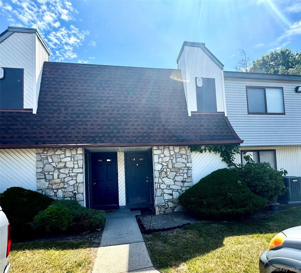 218 Pointe Circle # 218, Coram