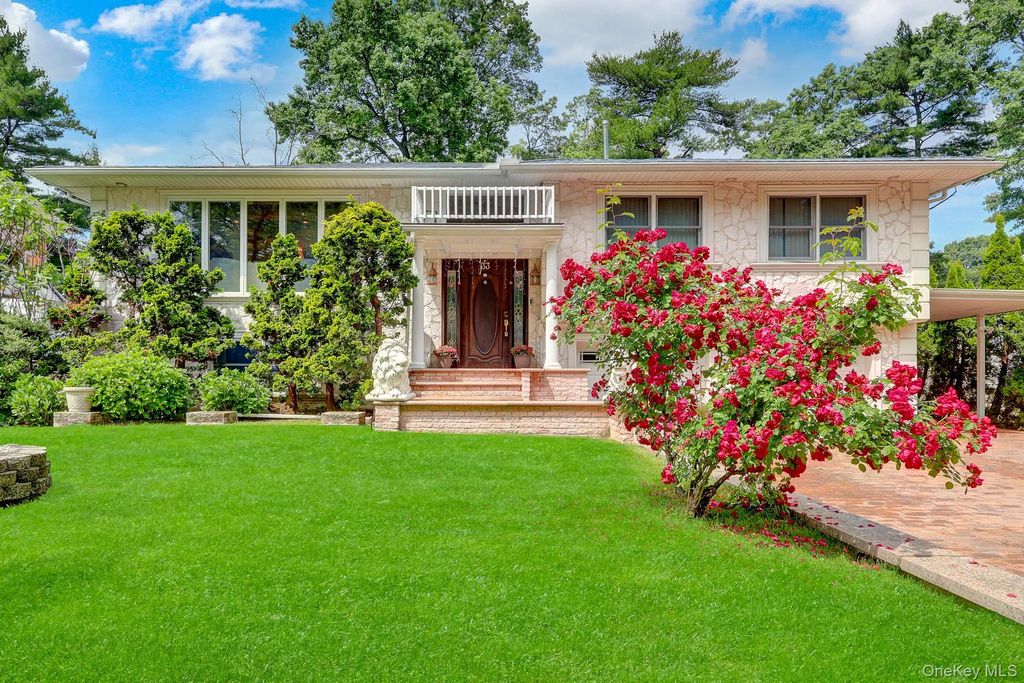 33 Country Village Lane, Manhasset Hills