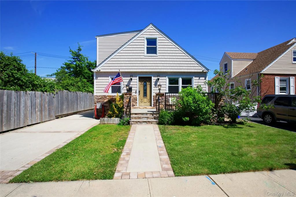 50 Albertson Place, Mineola