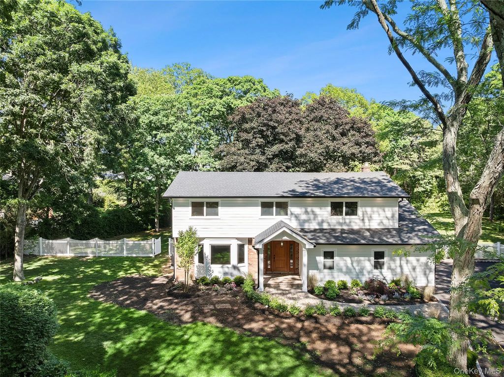 6 Washington Avenue, Dix Hills