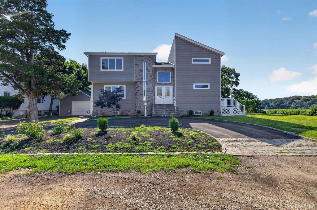 35 Adams Avenue, Bayville