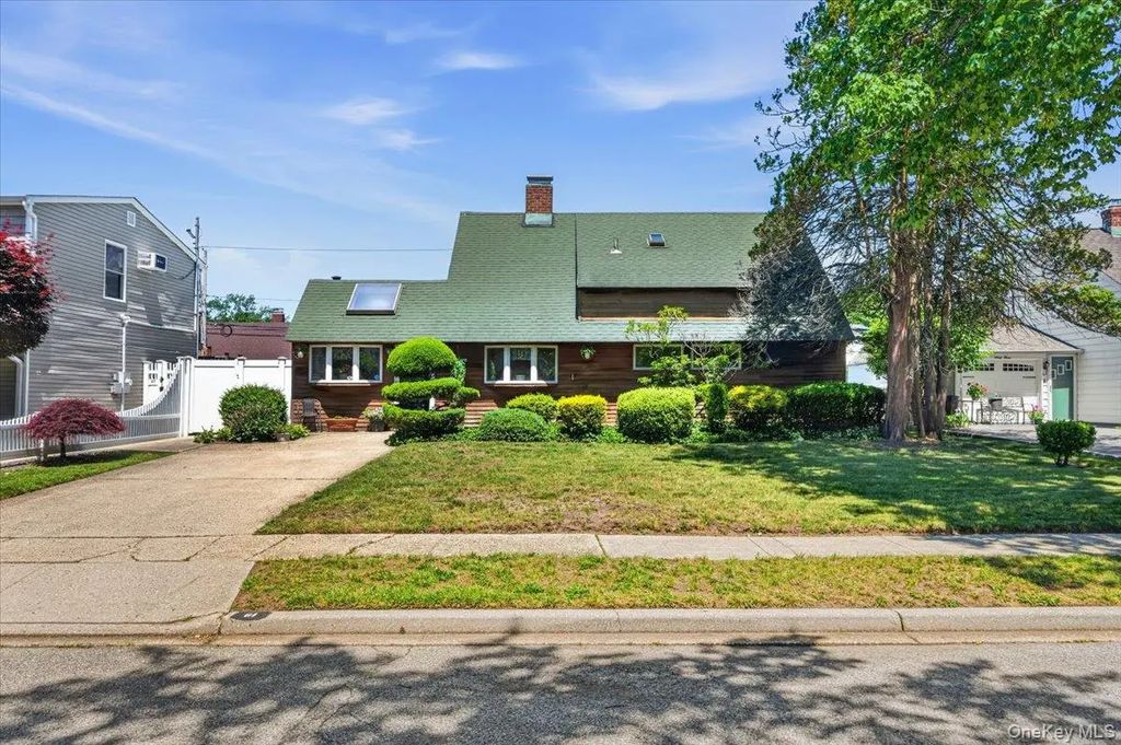 61 Elbow Lane, Levittown