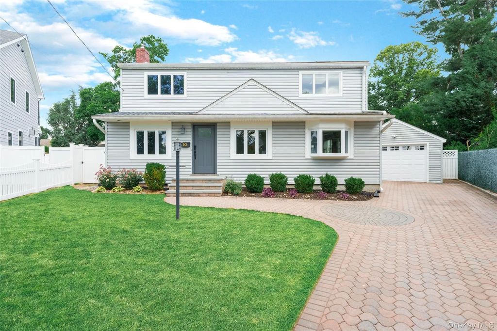 10 Garden Court, Carle Place