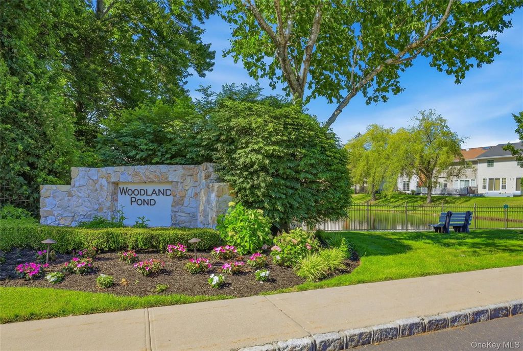 84 Woodlake Drive W, Woodbury
