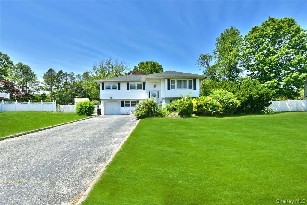 44 Peppermint Road, Commack