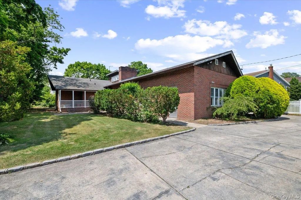 1026 W Broadway, Woodmere
