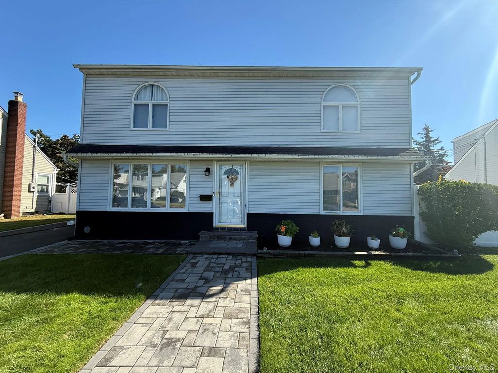1626 Paula Lane, East Meadow