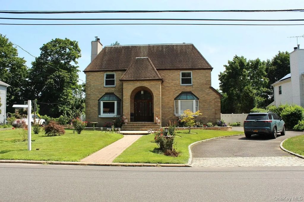 280 Park Avenue W, Westbury