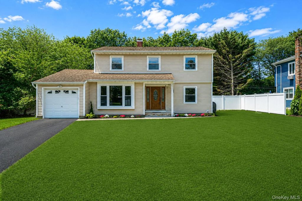 130 Greenbelt Parkway, Holbrook