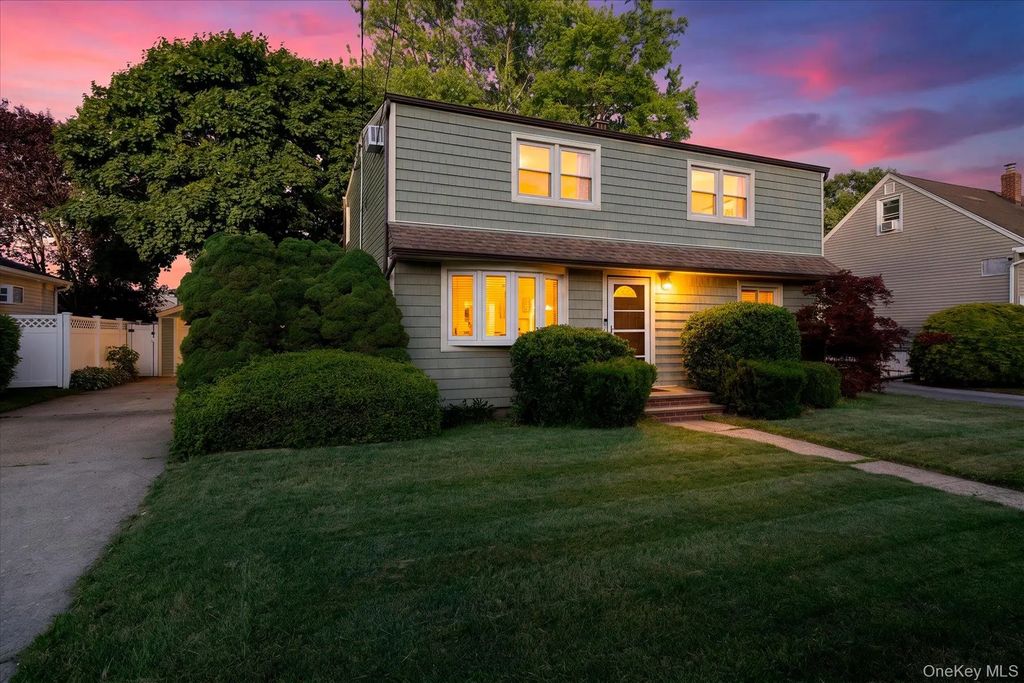 2545 Sycamore Avenue, Wantagh