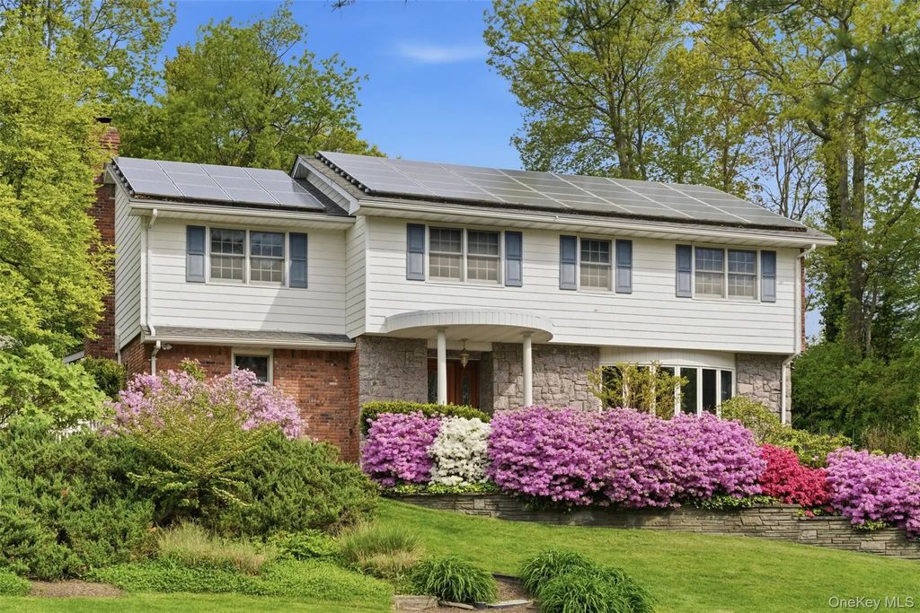 17 Holden Lane, Bayville