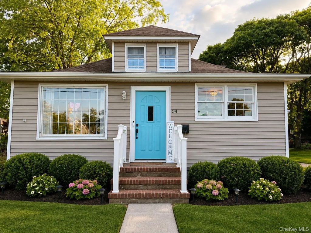 54 Division Avenue, West Sayville