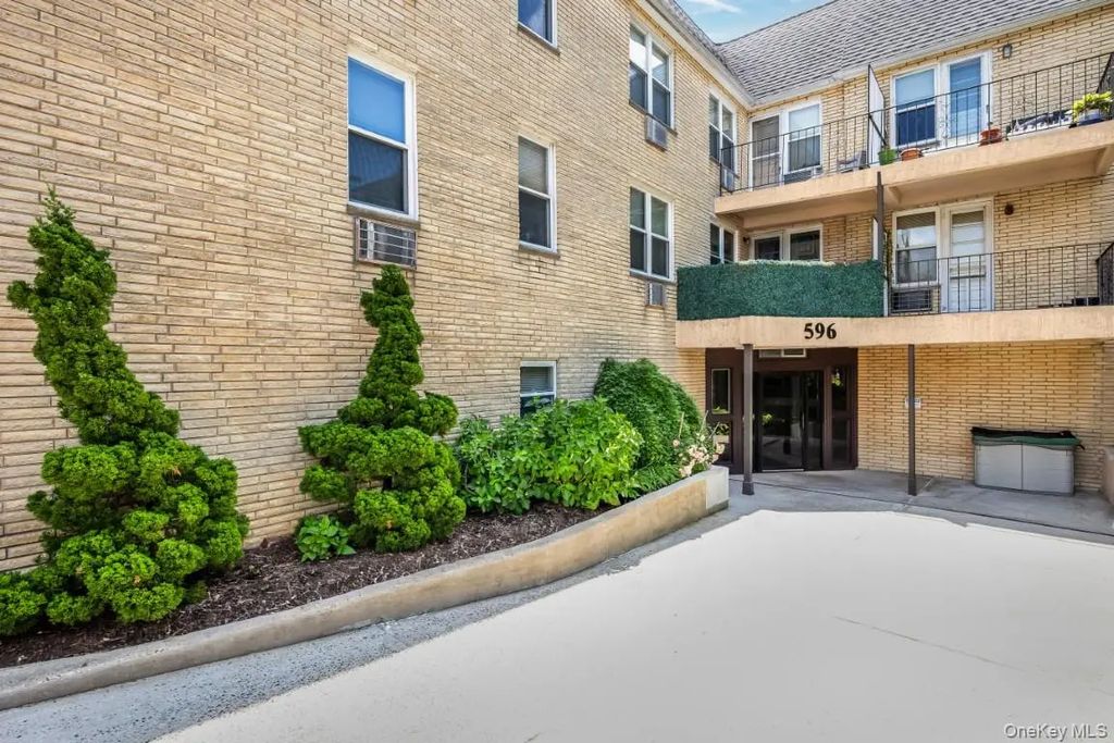 596 Broadway 15a, Lynbrook