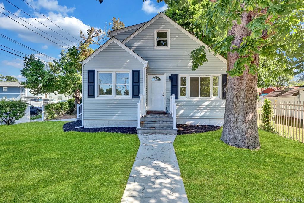 863 Prospect Avenue, Westbury