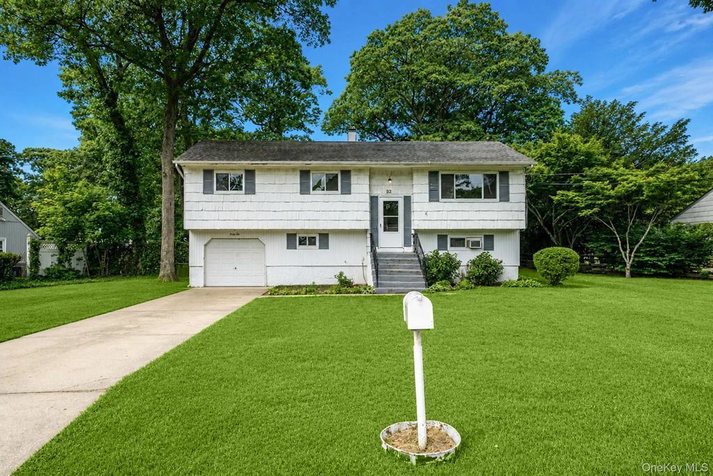 32 Vautrin Avenue, Holtsville