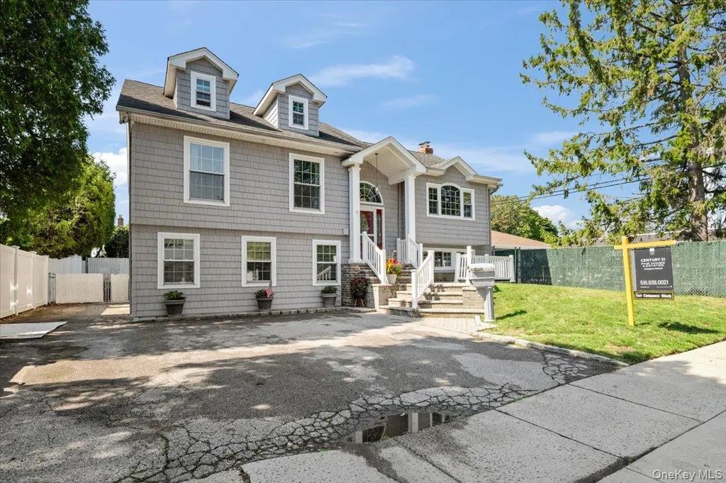 16 Taft Avenue, Bethpage