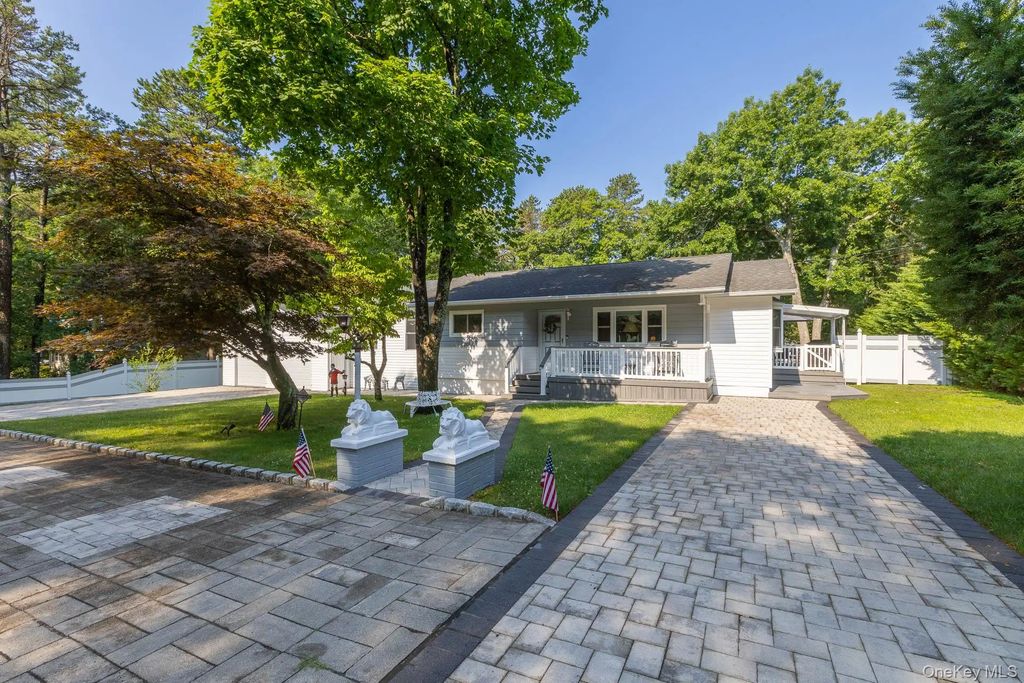 276 Parkway Drive, Calverton