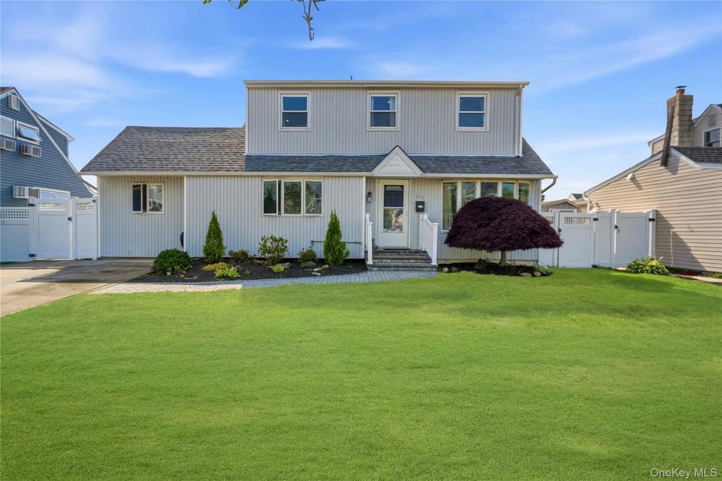 316 Philadelphia Avenue, Massapequa Park