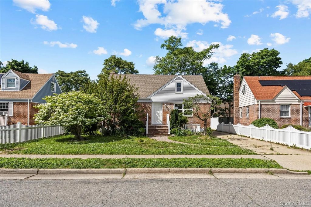 27 Circle Drive, Hempstead