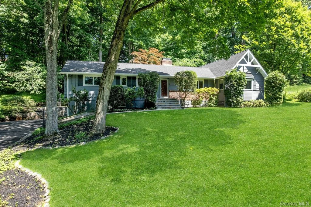 15 Deerfield Lane S, Pleasantville