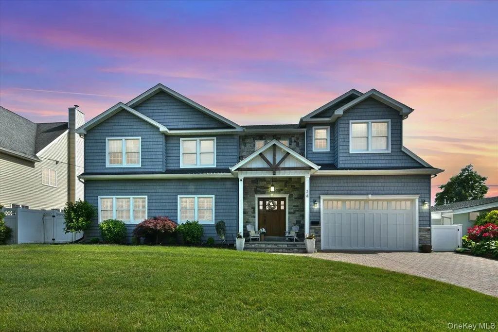 28 Red Oak Place, Massapequa