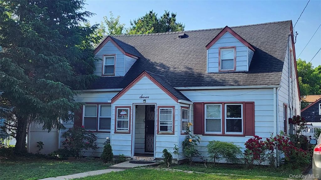 7 Walters Avenue, Syosset