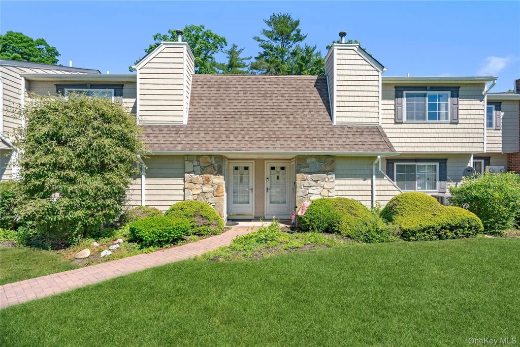 200 Lake Pointe Circle # 200, Middle Island
