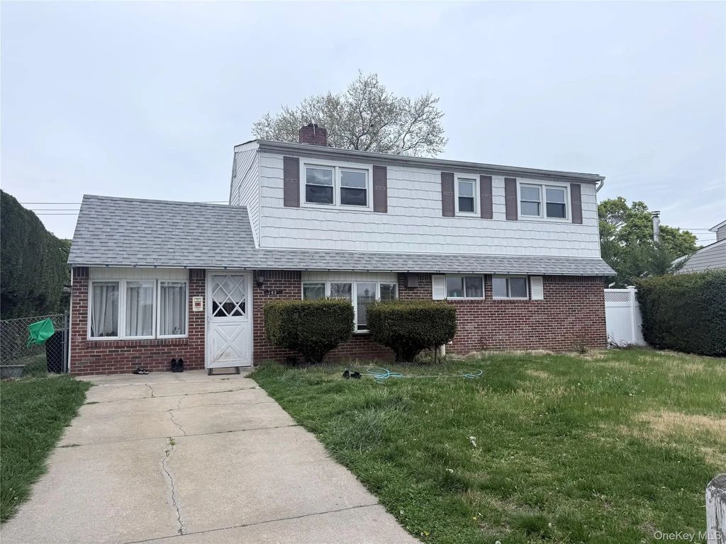 143 Red Maple Drive N, Levittown