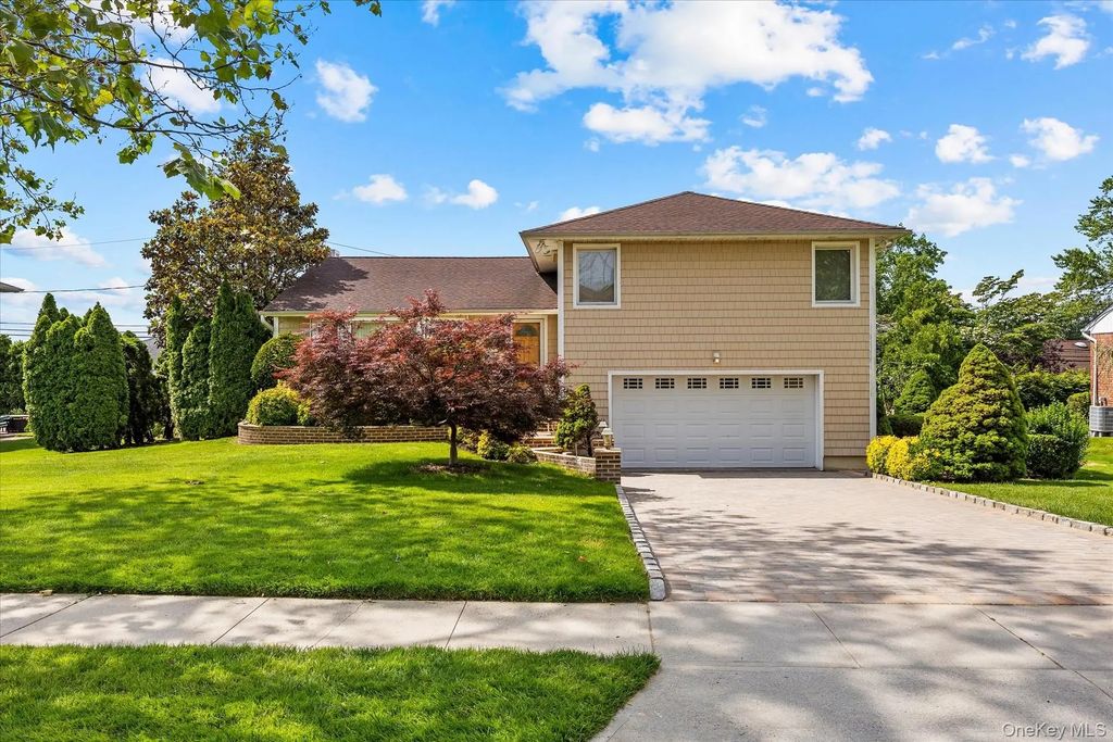 228 Robby Lane, Manhasset Hills