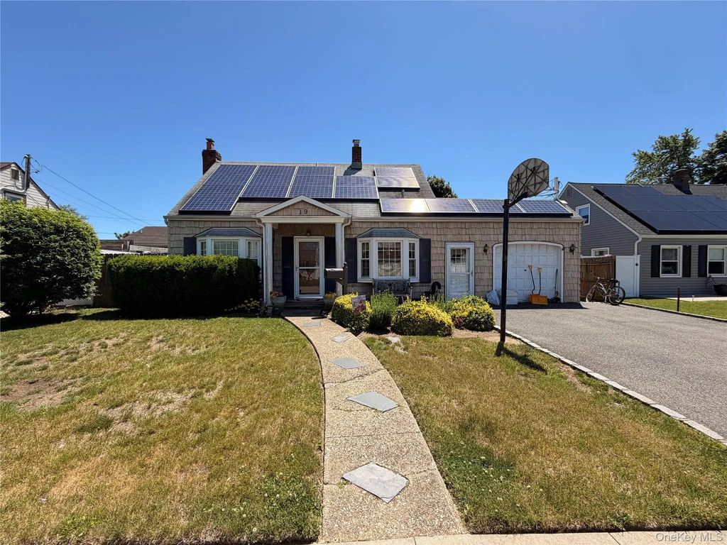 19 Surrey Lane, Levittown