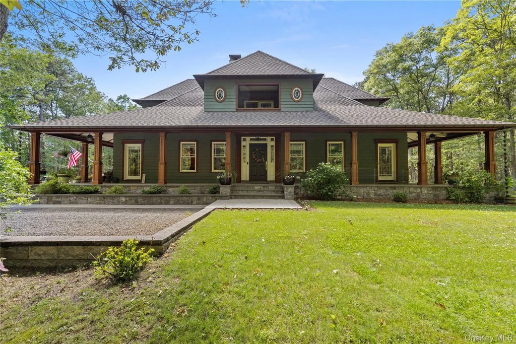 490 Wading River Road, Manorville