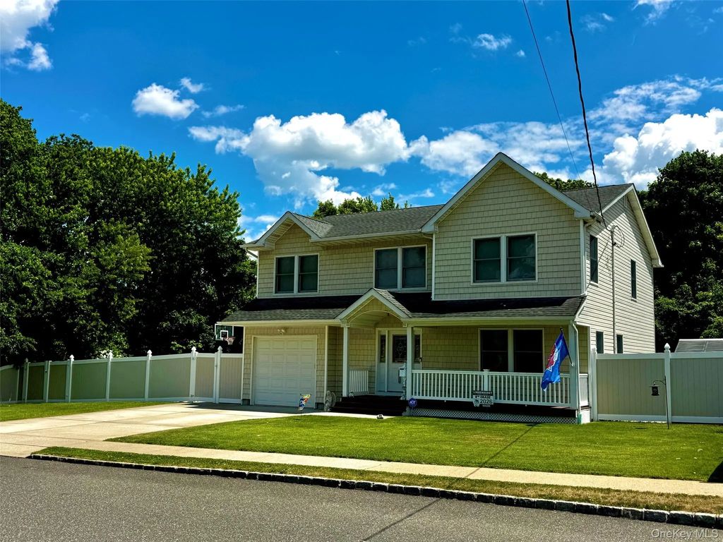 285 Daniel Street, Lindenhurst