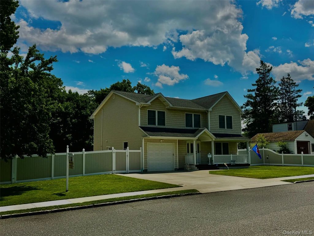 285 Daniel Street, Lindenhurst