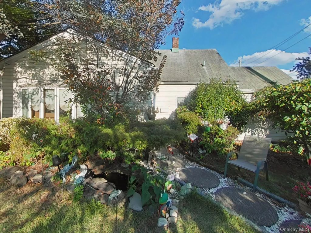 7 Lily Lane, Levittown