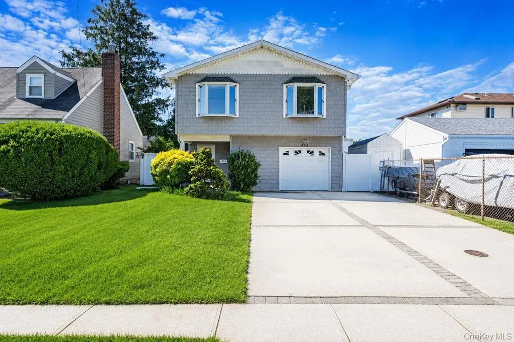 233 E Alhambra Avenue, Lindenhurst