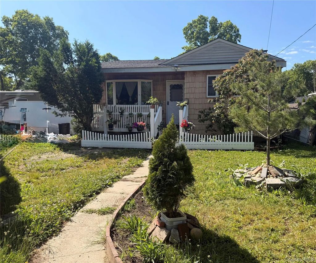 50 Beatrice Drive, Shirley