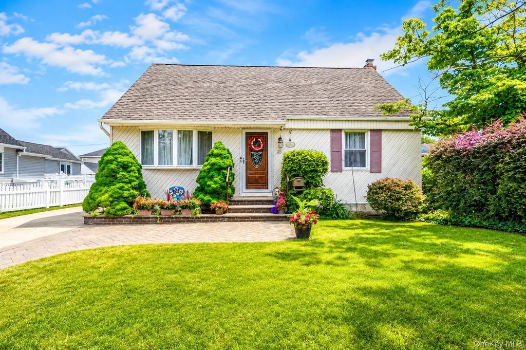 26 Rhode Avenue, Merrick