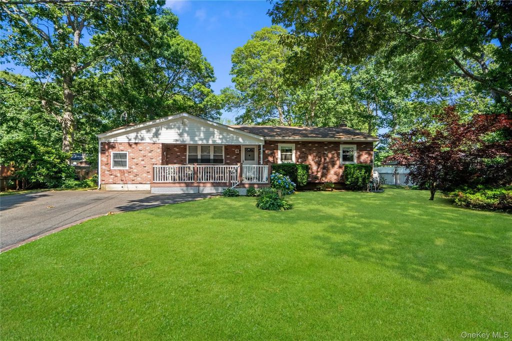 35 Corbin Avenue, Shirley