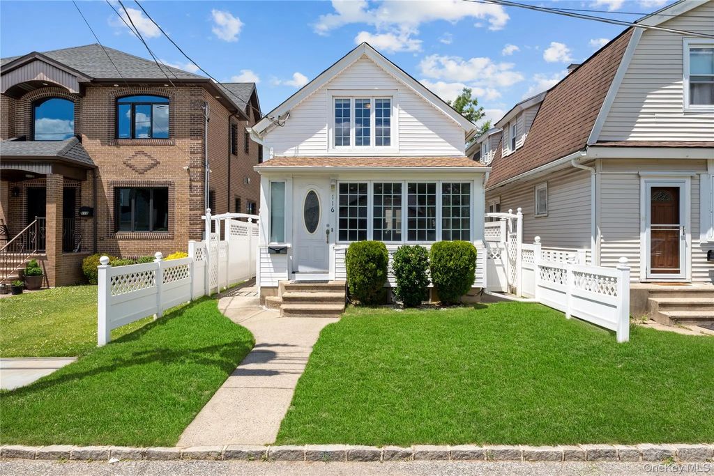 116 Sigsbee Avenue, Albertson
