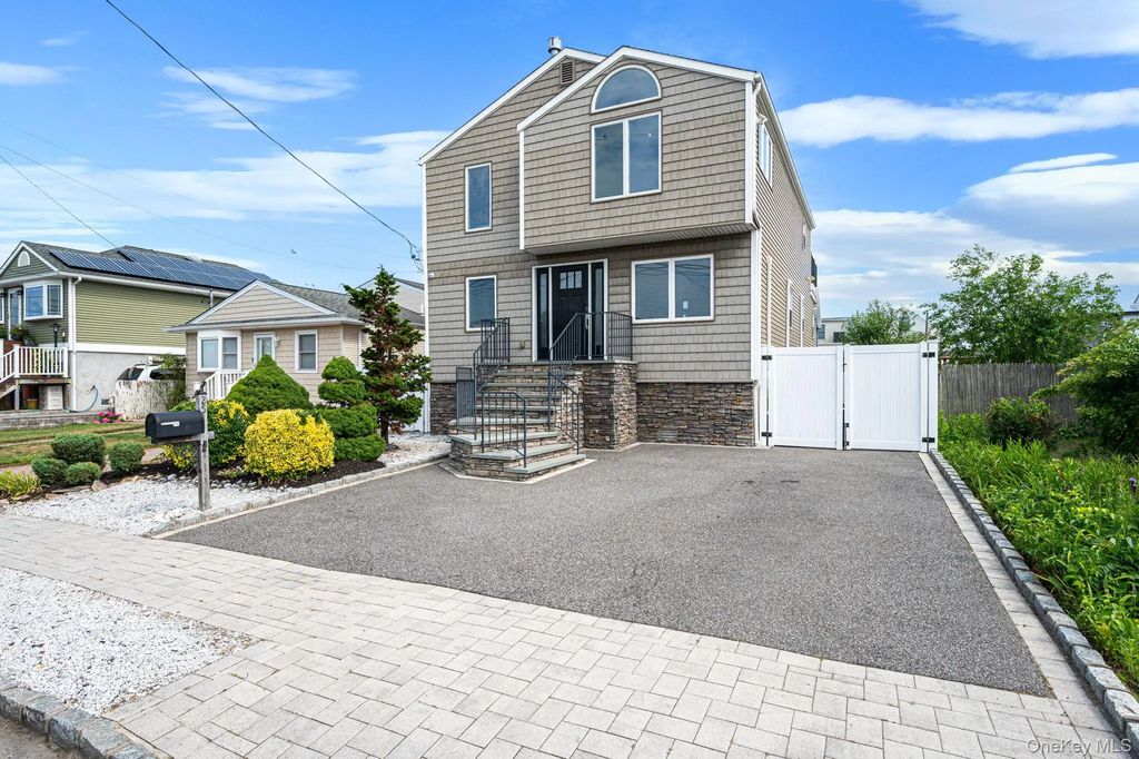 25 E Seacrest Avenue, Lindenhurst