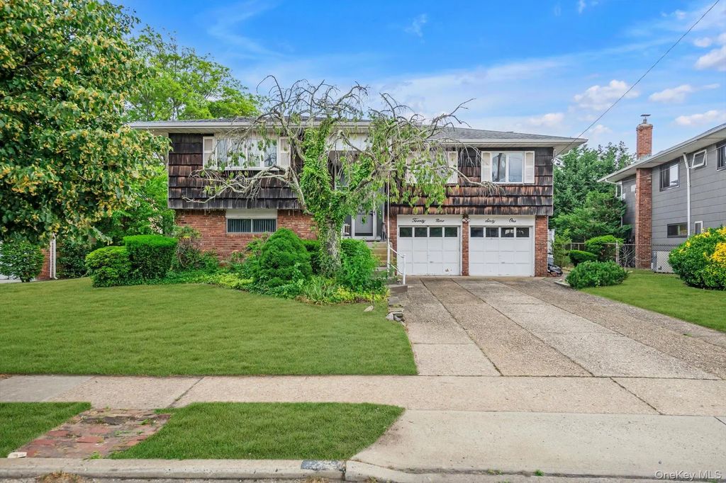 2961 Hewlett Avenue, Merrick