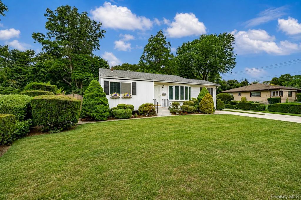 1614 N Gardiner Drive, Bay Shore