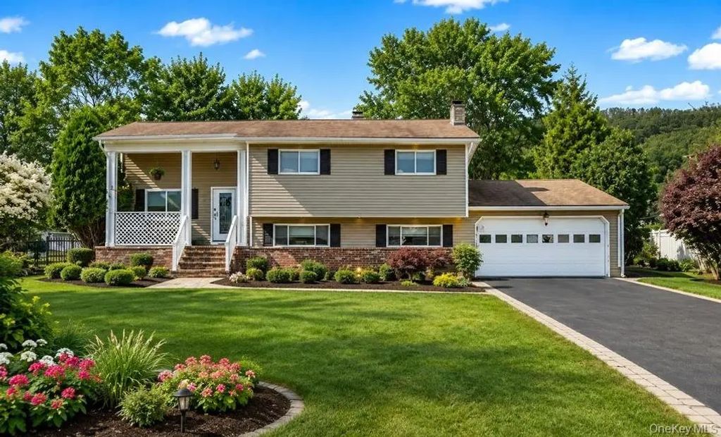 46 Merriewold Lane N, Monroe