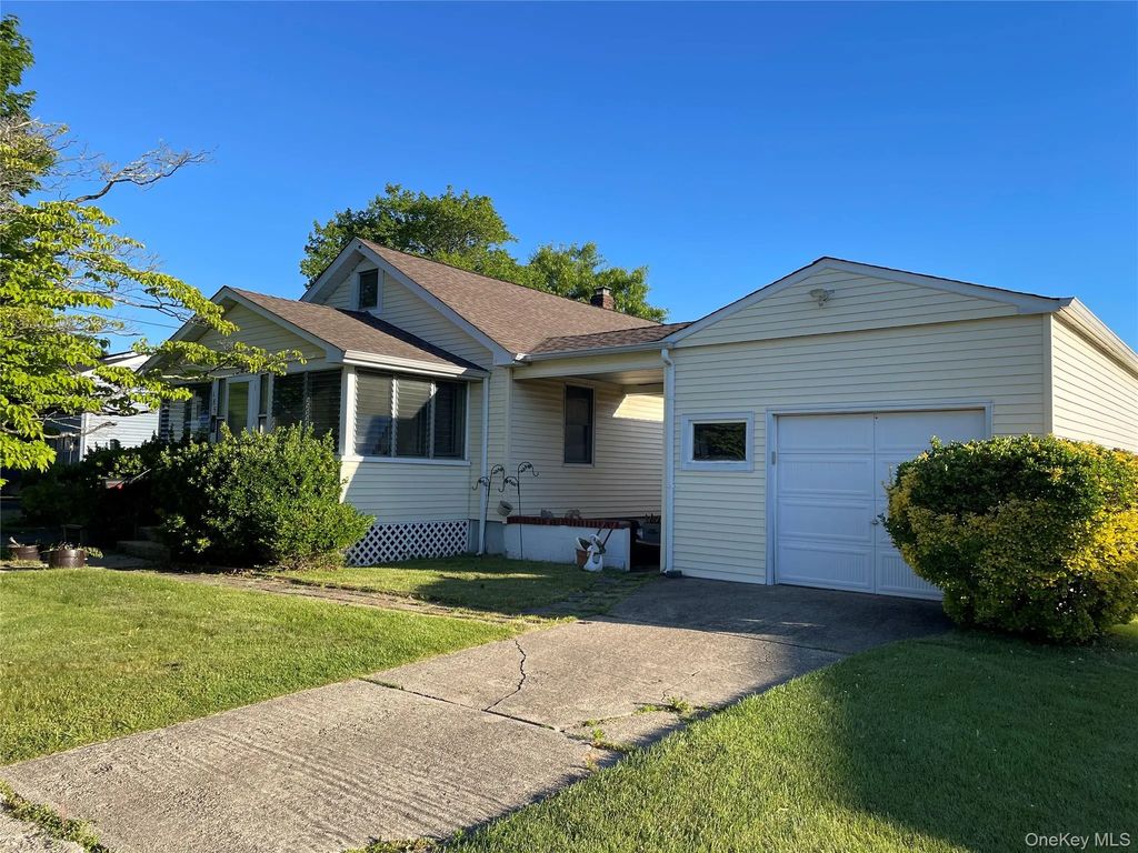 185 Seward Street, West Babylon