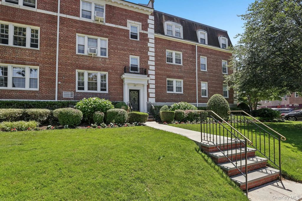 22 Hamilton Place I3, Garden City