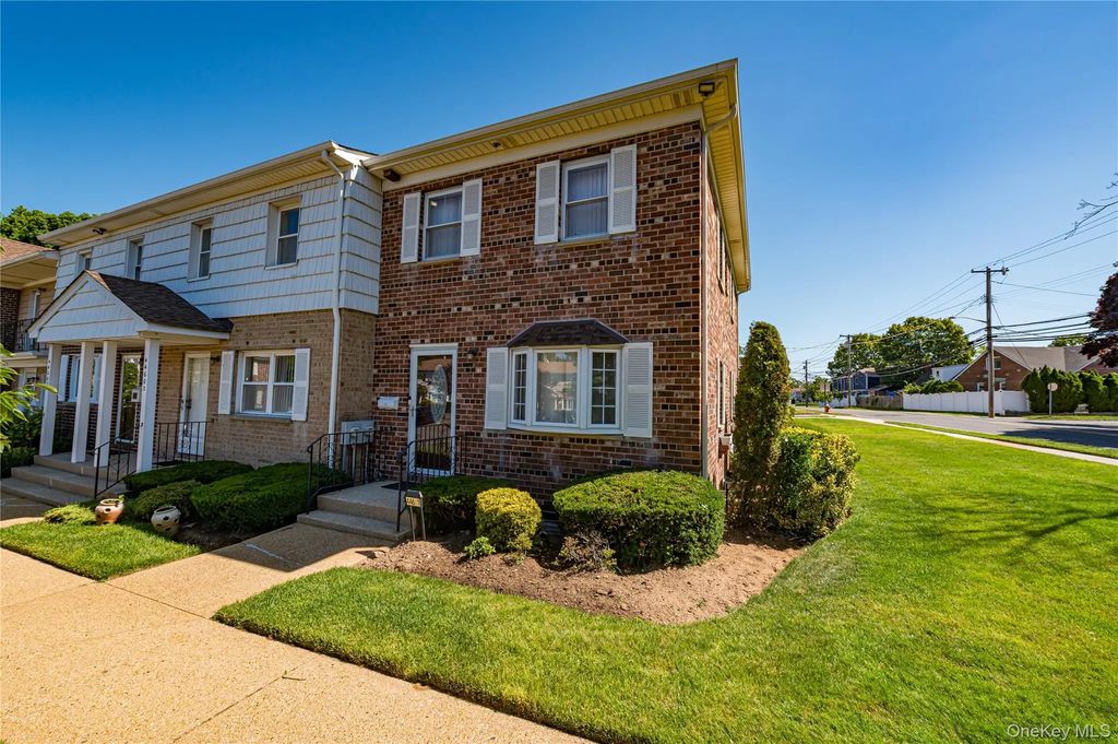 446 N Corona Avenue, Valley Stream